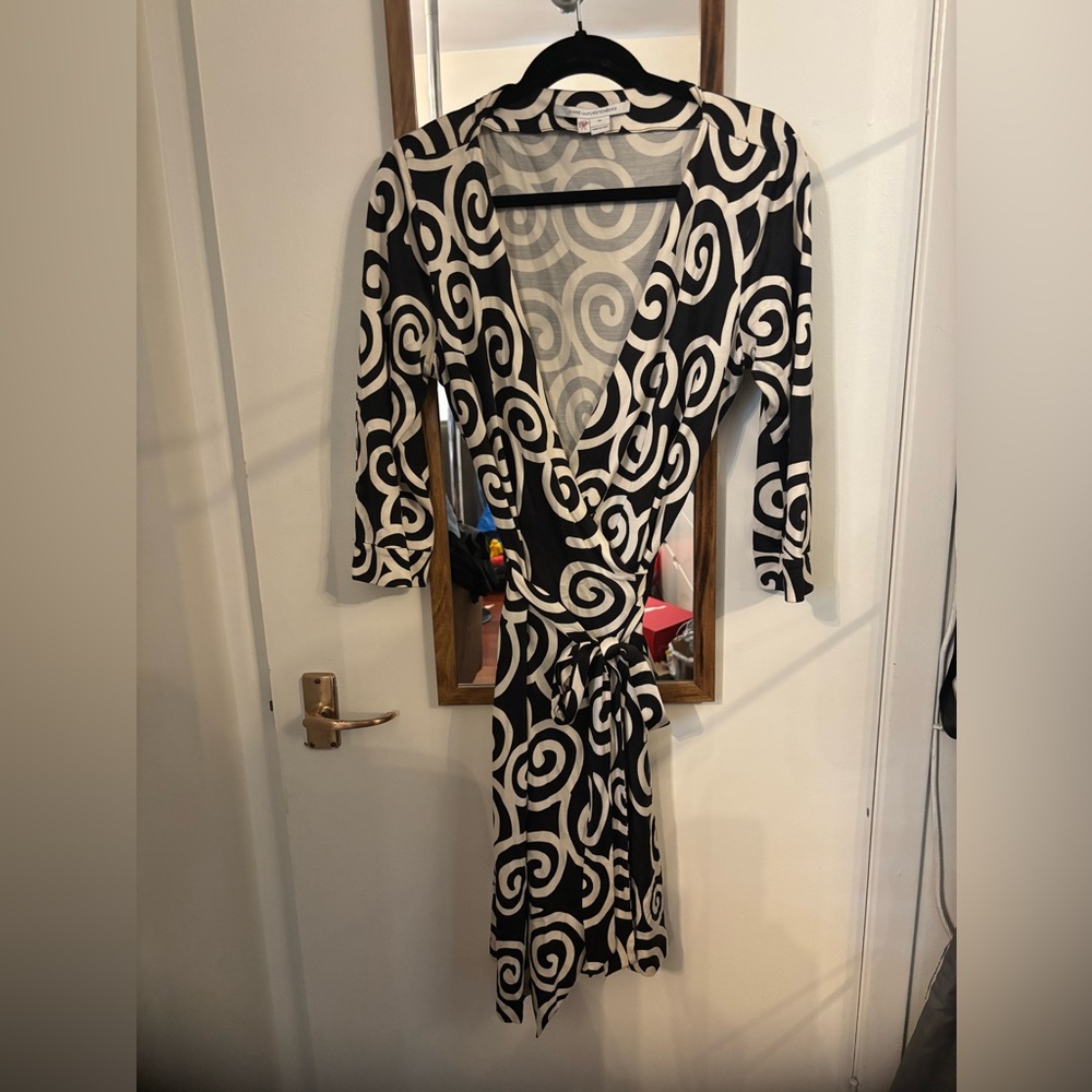 Diane Von Furstenberg Black and Cream Wrap Dress. 100% Silk